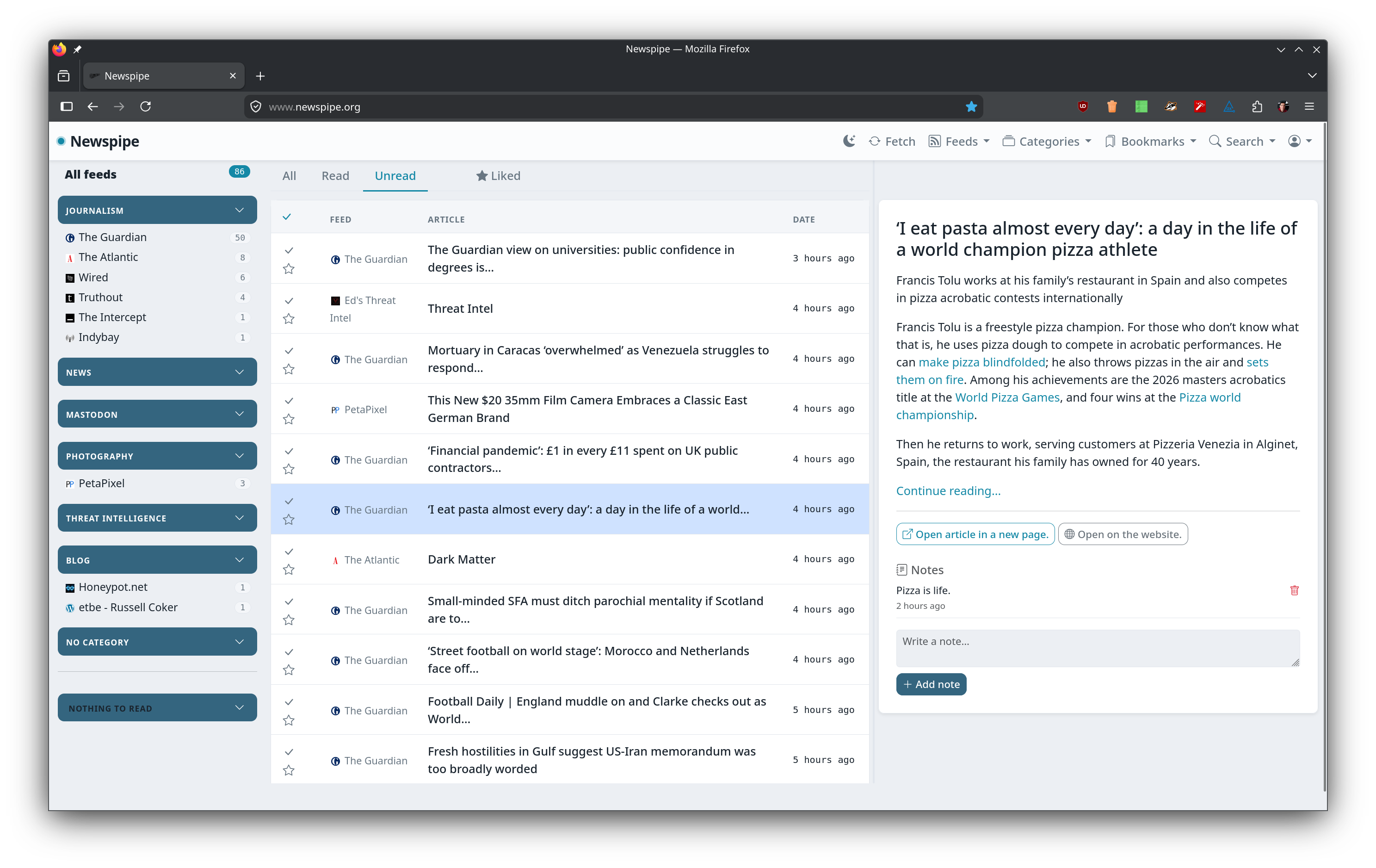 The new three-column home page of Newspipe, with the notes panel